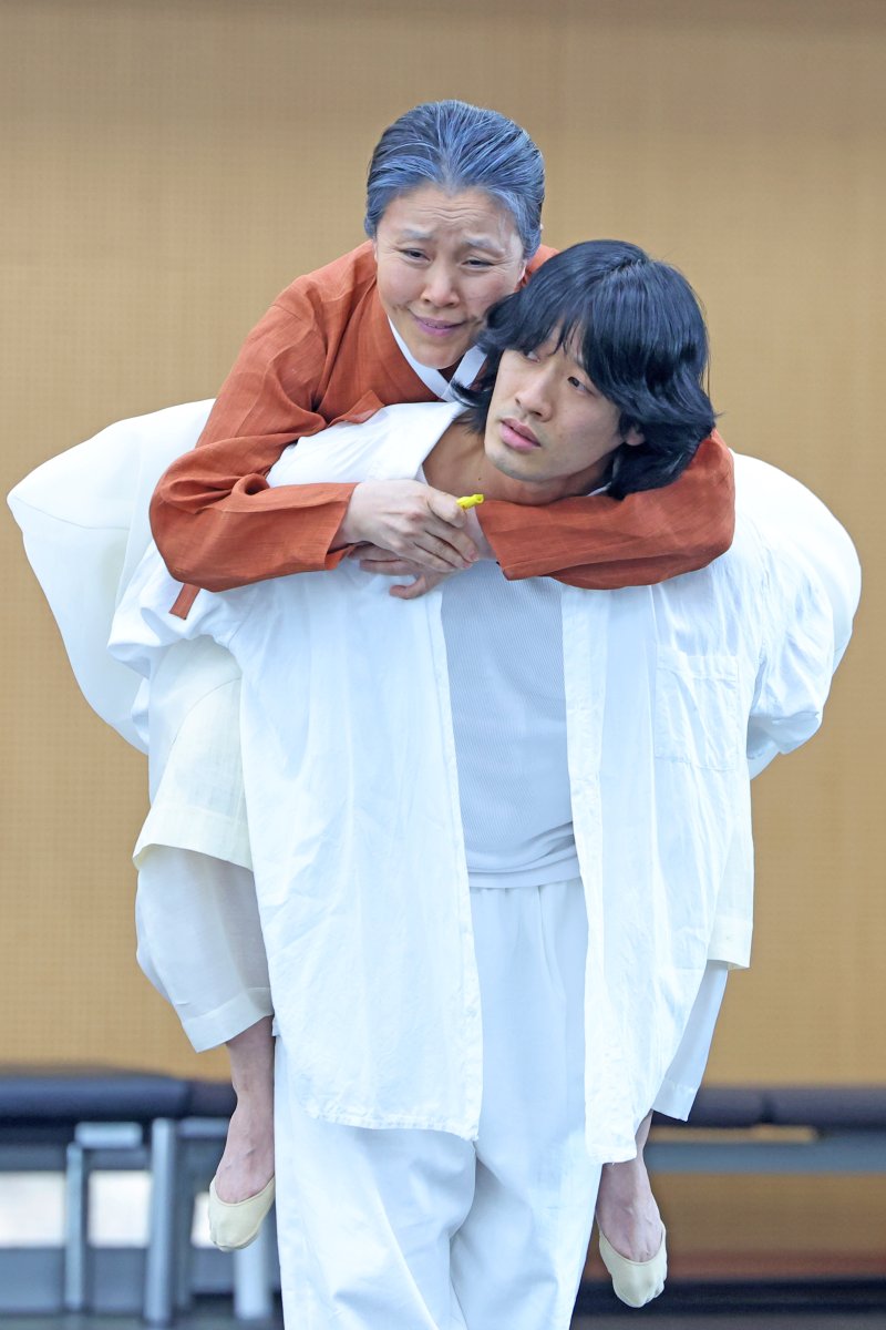 국립무용단 '귀향' 무용수 장현수(어머니 역)와 이석준(아들 역)이 3일 서울 중구 국립무용단 연습실에서 주요 장면 연습을 하고 있다. 뉴시스