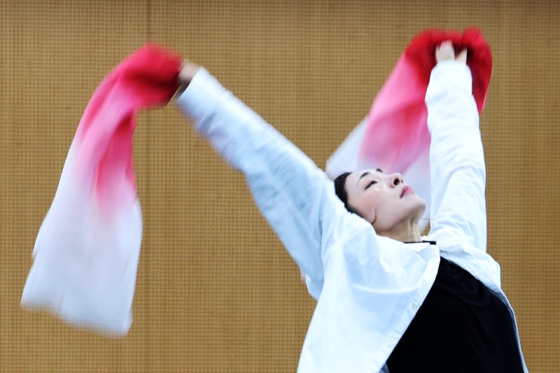 국립무용단 '귀향' 무용수 장현수(어머니 역)와 이석준(아들 역)이 3일 서울 중구 국립무용단 연습실에서 주요 장면 연습을 하고 있다. 뉴시스