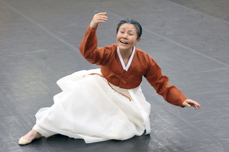 국립무용단 '귀향' 무용수 장현수(어머니 역)와 이석준(아들 역)이 3일 서울 중구 국립무용단 연습실에서 주요 장면 연습을 하고 있다. 뉴시스