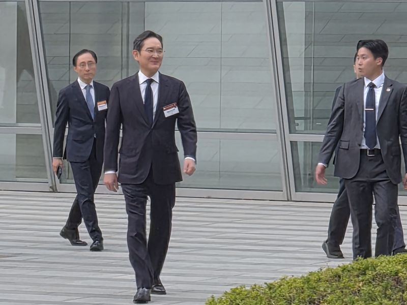 이재용 삼성전자 회장이 3일 서울 여의도 FKI 타워에서 에마뉘엘 마크롱 프랑스 대통령과 비공개 회담을 마친 뒤 이동하고 있다. 사진=이동혁 기자