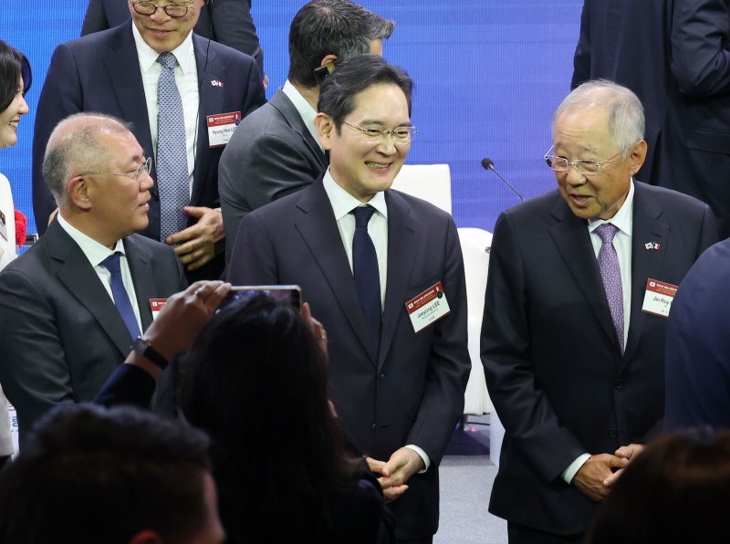 정의선 현대자동차그룹 회장(왼쪽부터)과 이재용 삼성전자 회장이 3일 서울 여의도 FKI 컨퍼런스센터에서 열린 한-프랑스 경제계 미래대화 폐회식에서 기념촬영을 하기 위해 자리하고 있다. 뉴시스