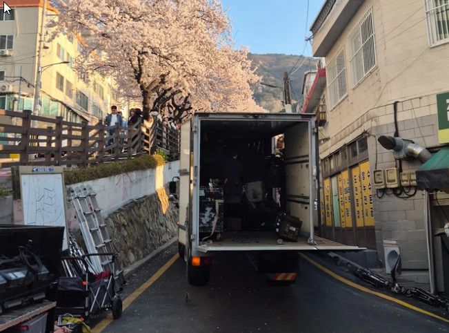 벚꽃길 막아선 촬영 차량. 사진=SNS 캡처