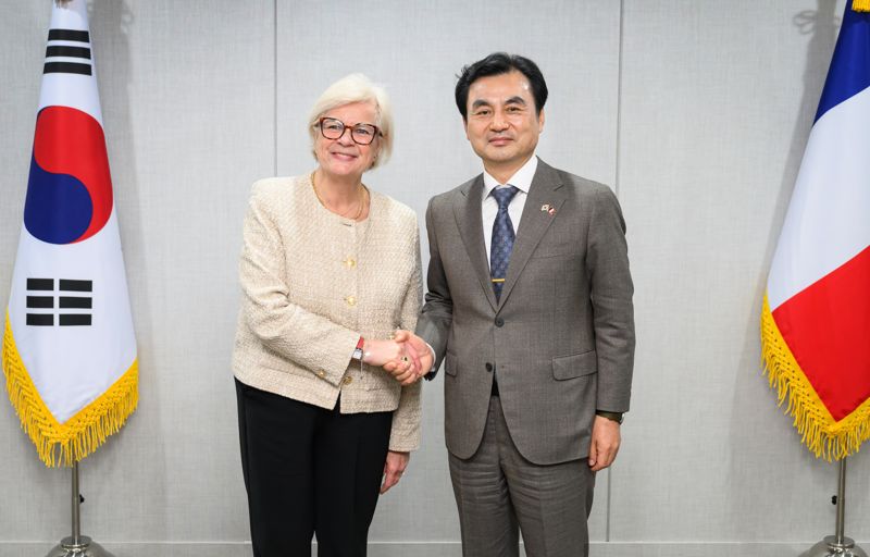 안규백 국방부장관이 3일 오후 국방부를 방문한 꺄트린느 보트랭(Catherine VAUTRIN) 프랑스 국방부장관과 악수를 나누고 있다. 국방부 제공