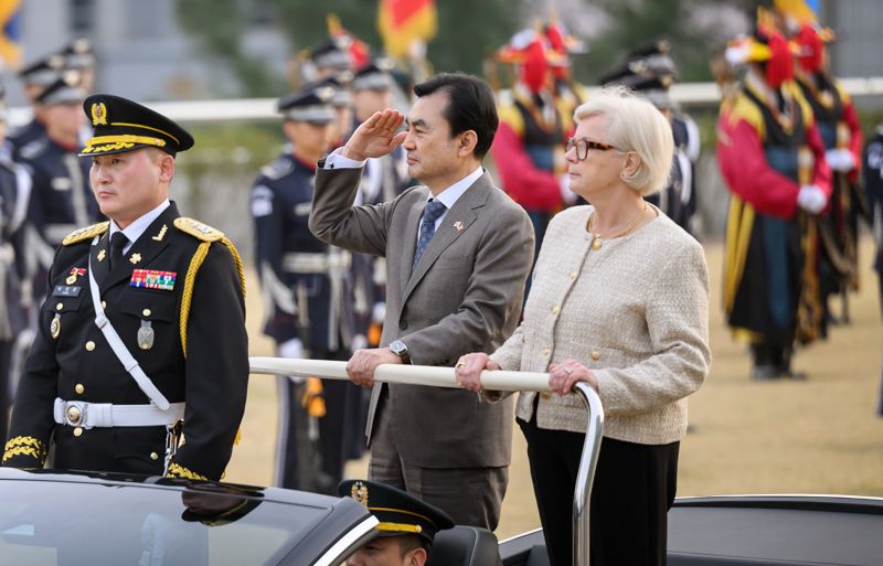 안규백 국방부장관이 3일 오후 국방부를 방문한 꺄트린느 보트랭(Catherine VAUTRIN) 프랑스 국방부장관과 의장행사에 임하고 있다. 국방부 제공