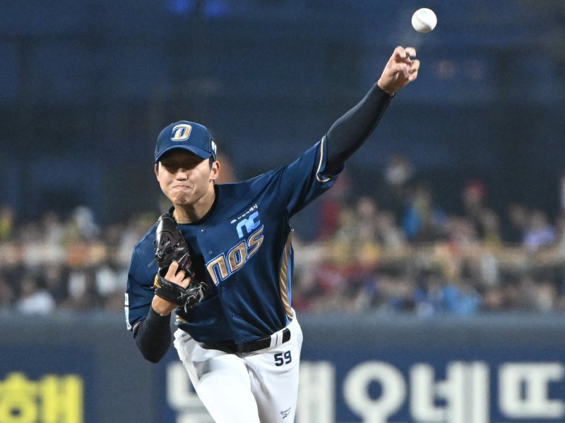 [광주=뉴시스] 이현행 기자 = 3일 오후 광주 북구 광주-기아챔피언스필드에서 열린 2026 신한 SOL KBO리그 NC다이노스 대 KIA타이거즈의 경기, 1회 말 NC 선발 구창모가 역투하고 있다. 2026.04.03. lhh@newsis.com
