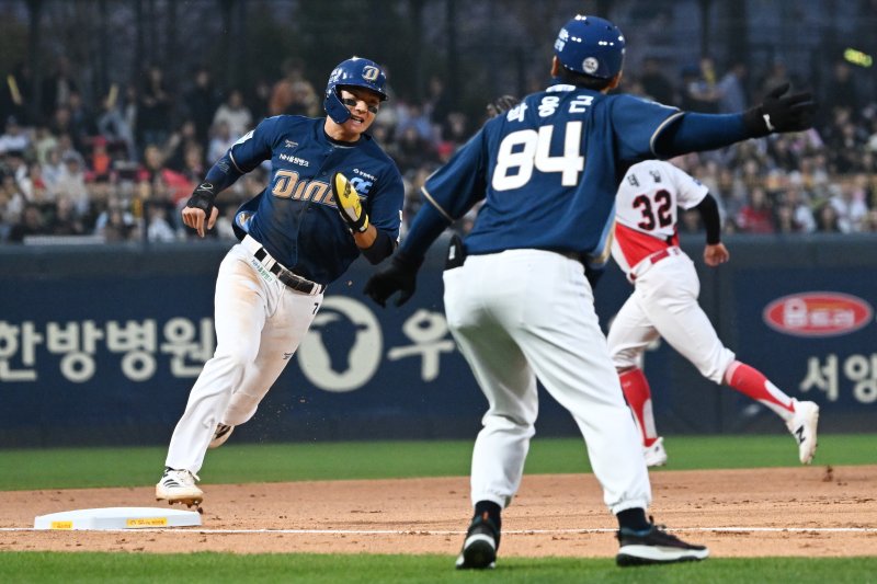 [광주=뉴시스] 이영주 기자 = 3일 오후 광주 북구 광주-기아챔피언스필드에서 열린 2026 신한 SOL KBO리그 NC다이노스 대 KIA타이거즈의 경기. 1회 초 NC 김주원이 박민우의 좌익수 왼쪽 2루타에 3루를 돌고 있다. 2026.04.03. leeyj2578@newsis.com
