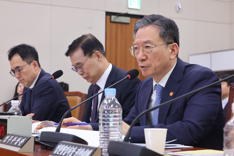 정성호 법무부 장관이 3일 서울 여의도 국회에서 열린 윤석열정권정치검찰조작기소의혹사건진상규명국정조사특별위원회 전체회의에서 의원 질의에 답변하고 있다. 2026.4.3 ⓒ 뉴스1 신웅수 기자