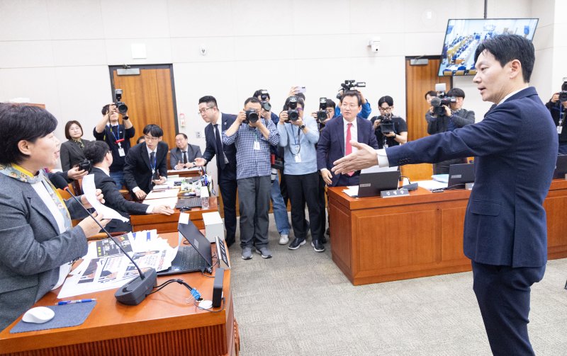 쌍방울 대북송금 사건을 담당했던 박상용 검사가 3일 서울 여의도 국회에서 열린 윤석열정권 정치검찰 조작기소의혹 사건 진상규명 국정조사특별위원회 전체회의에 증인으로 출석해 증인 선서 거부에 관한 소명서를 서영교 위원장에게 제출한 뒤 항의발언을 하고 있다. 2026.4.3 ⓒ 뉴스1 이승배 기자