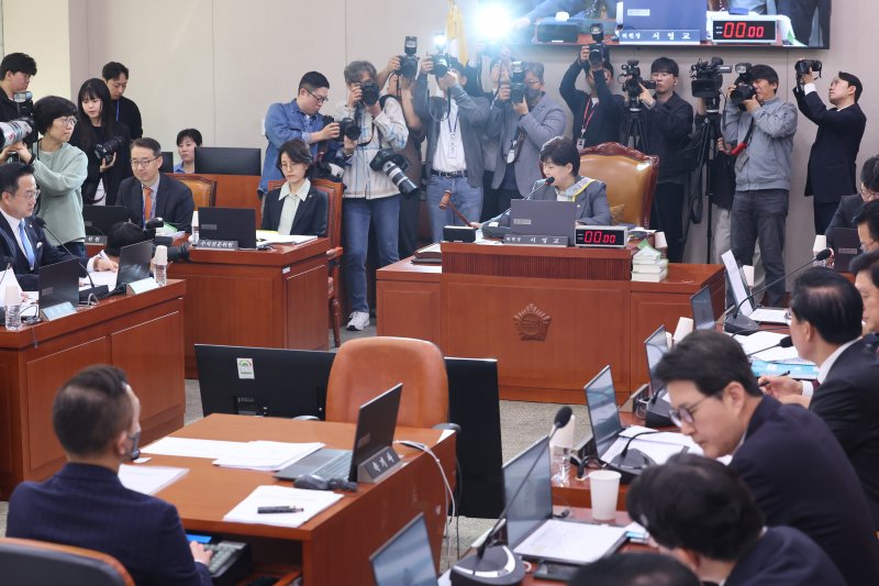 서영교 위원장이 3일 서울 여의도 국회에서 열린 윤석열정권정치검찰조작기소의혹사건진상규명국정조사특별위원회 전체회의에서 의사봉을 두드리고 있다. 2026.4.3 ⓒ 뉴스1 신웅수 기자