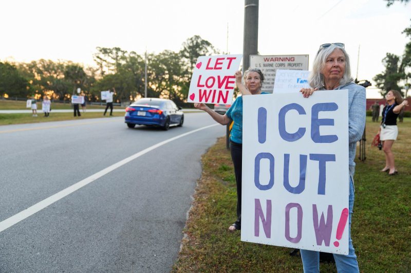 미국 해병대 훈련소인 사우스캐롤라이나주 패리스아일랜드에서 수료식이 진행된 3일(현지시간) 시위대가 이민세관단속국(ICE)의 활동 중단과 구금 시설 폐쇄를 요구하고 있다. 도널드 트럼프 행정부는 2027 회계연도 예산안에 군 시설을 구금 시설로 활용할 수 있도록 하는 내용을 포함했다. 로이터 연합