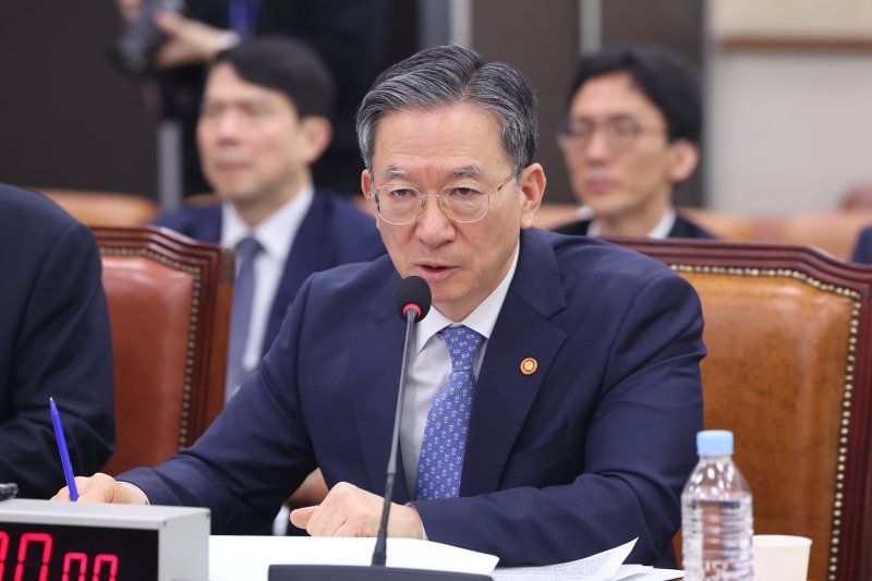 정성호 법무부 장관이 3일 서울 여의도 국회에서 열린 윤석열정권정치검찰조작기소의혹사건진상규명국정조사특별위원회 전체회의에서 의원 질의에 답변하고 있다. 2026.4.3 ⓒ 뉴스1 신웅수 기자