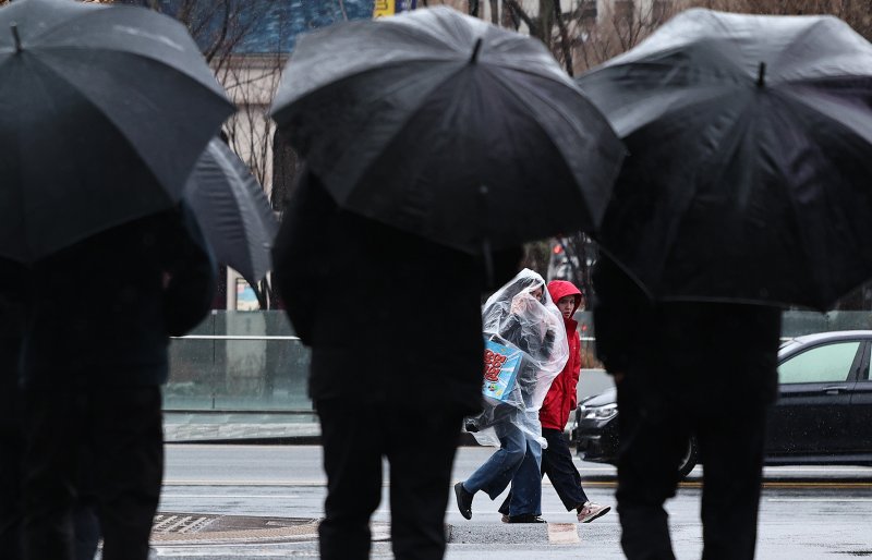 전국 대부분의 지역에 비가 내린 2일 오전 서울 세종대로에서 우산을 준비하지 못한 외국인관광객들과 우산 쓴 시민들이 걷고 있다. 2026.3.2 ⓒ 뉴스1 구윤성 기자