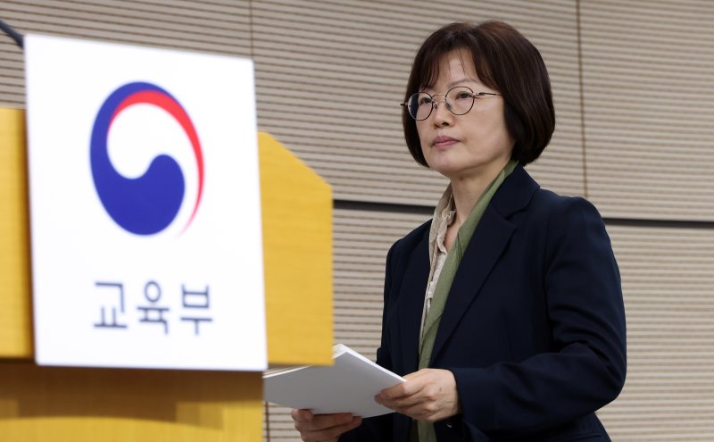 [세종=뉴시스] 강종민 기자 = 김문희 한국교육과정평가원장이 31일 세종시 정부세종청사에서 오는 11월 19일 실시되는 2027학년도 대학수학능력시험 시행기본계획을 발표하기 위해 단상에 오르고 있다. 2026.03.31. ppkjm@newsis.com