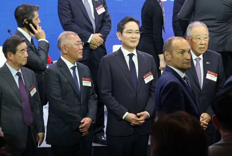 [서울=뉴시스] 청사사진기자단 = 정의선(왼쪽 두번째부터) 현대자동차그룹 회장과 이재용 삼성전자 회장이 3일 서울 여의도 FKI 컨퍼런스센터에서 열린 한-프랑스 경제계 미래대화 폐회식에서 기념촬영을 하기 위해 자리하고 있다. 2026.04.03. photo@newsis.com