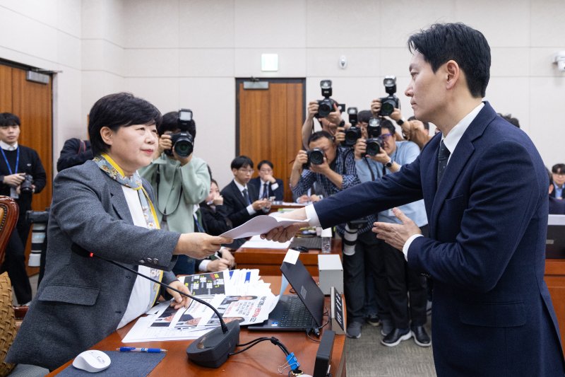 쌍방울 대북송금 사건을 담당했던 박상용 검사가 3일 서울 여의도 국회에서 열린 윤석열정권 정치검찰 조작기소의혹 사건 진상규명 국정조사특별위원회 전체회의에 증인으로 출석해 증인 선서 거부에 관한 소명서를 서영교 위원장에게 제출하고 있다. 2026.4.3 ⓒ 뉴스1 이승배 기자