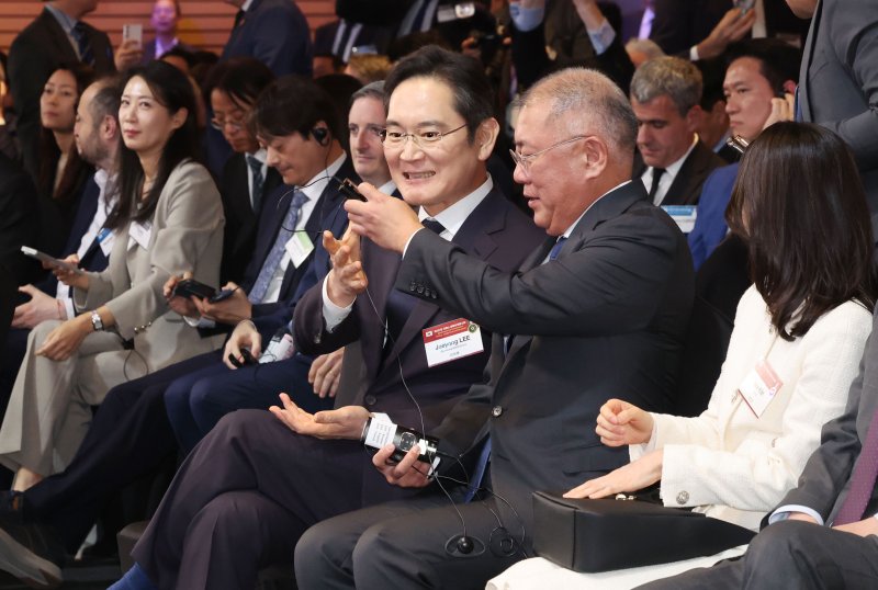 이재용 삼성전자 회장과 정의선 현대자동차그룹 회장이 3일 서울 여의도 FKI 컨퍼런스센터에서 열린 제3차 한-프랑스 경제계 미래대화 폐회식에 참석해 있다. 2026.04.03 청사사진기자단