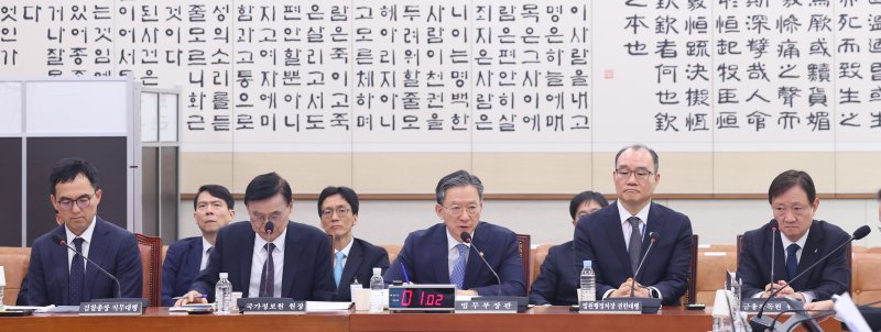 정성호 법무부 장관(가운데)이 3일 서울 여의도 국회에서 열린 윤석열정권정치검찰조작기소의혹사건진상규명국정조사특별위원회 전체회의에서 의원 질의에 답변하고 있다. 2026.4.3 ⓒ 뉴스1 신웅수 기자