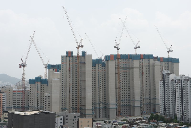 [서울=뉴시스] 김금보 기자 = 24일 서울 시내 한 아파트 공사 현장에 타워크레인이 설치돼있다. 2024.06.24. kgb@newsis.com