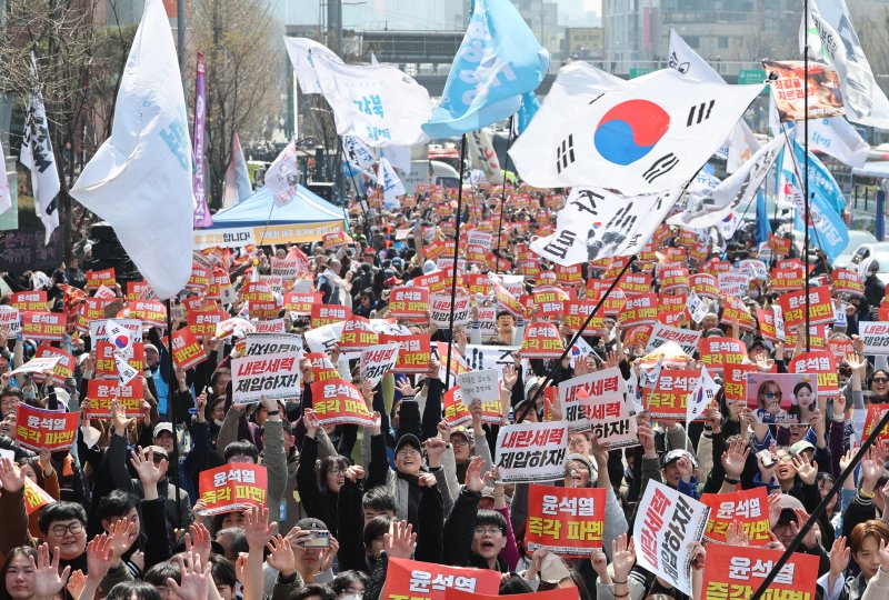 [서울=뉴시스] 황준선 기자 = 4일 오전 서울 용산구 한남동 대통령 관저 인근에서 촛불행동 등 윤석열 대통령 탄핵을 찬성하는 시민들이 윤석열 대통령이 파면되자 기뻐하고 있다. 2025.04.04 hwang@newsis.com