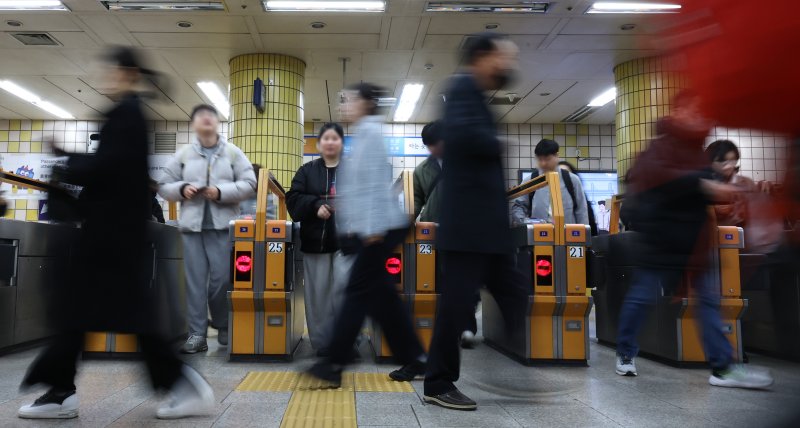 [서울=뉴시스] 최진석 기자 = 유가 상승 등으로 지하철 이용객이 늘고 있는 16일 서울 한 지하철역 개찰구가 이용객들로 붐비고 있다. 2026.03.16. myjs@newsis.com
