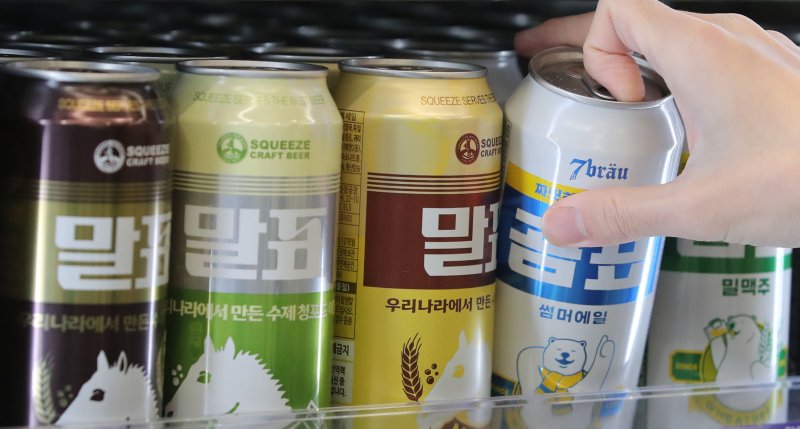 [서울=뉴시스] 권창회 기자 = 서울 시내 편의점에 곰표 맥주가 진열돼 있다. 2022.12.05. kch0523@newsis.com