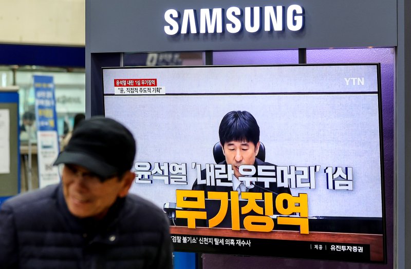 [대구=뉴시스] 이무열 기자 = 4일 법조계에 따르면 윤 전 대통령은 현재 총 8개의 형사 재판을 받고 있다. 2차 종합특검팀(특별검사 권창영)도 가동 중인 만큼, 추가 기소 가능성도 배제할 수 없다. '본류'라고 할 수 있는 윤 전 대통령의 내란 우두머리 혐의 재판의 경우, 지난 2월 19일 1심 선고가 내려졌다. 사진은 지난 2월 19일 동대구역에서 윤 전 대통령 1심 선고기일을 지켜보는 시민들. 2026.04.04. lmy@newsis.com