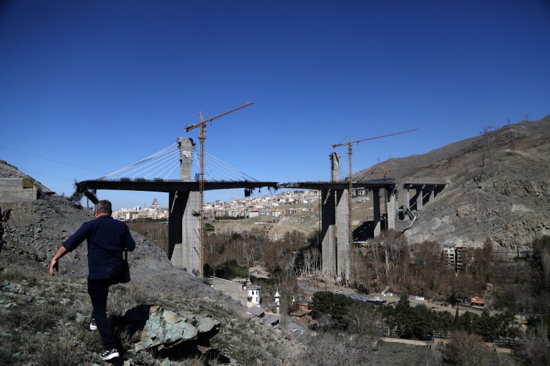 3일(현지시간) 촬영된 'B1' 다리. 이란 테헤란과 카라지 사이에 위치한 해당 교량은 교각 높이 기준으로 중동에서 가장 높은 다리였으나 전날 미국-이스라엘의 폭격으로 파괴됐다.신화연합뉴스