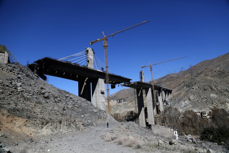 지난 3일(현지시간) 이란 서부 카라지에서 촬영된 'B1' 다리가 미국의 공격으로 파괴된 모습.신화연합뉴스