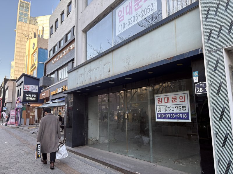 [서울=뉴시스] 개강 후 일주일이 지난 6일 오후 서울 서대문구 신촌 골목의 한 상가에 '임대 문의' 전단이 붙어 있다. 개강 시즌에도 한산한 거리의 모습. 2026.03.06. spicy@newsis.com