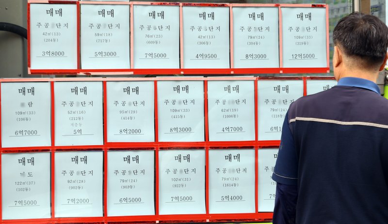 [서울=뉴시스] 최진석 기자 = 서울 노도강(노원·도봉·강북구) 일대에서 '전세 0건, 월세 0건' 단지가 속출하고 있는 1일 서울 노원구 한 부동산 게시판에 매매물건 광고만 보이고 있다. 2026.04.01. myjs@newsis.com