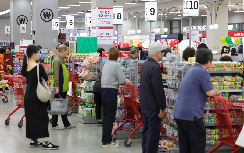 [서울=뉴시스] 홍효식 기자 = 16일 서울 시내 한 대형마트에서 시민들이 계산대 줄을 서고 있다. 2025.10.16. yesphoto@newsis.com