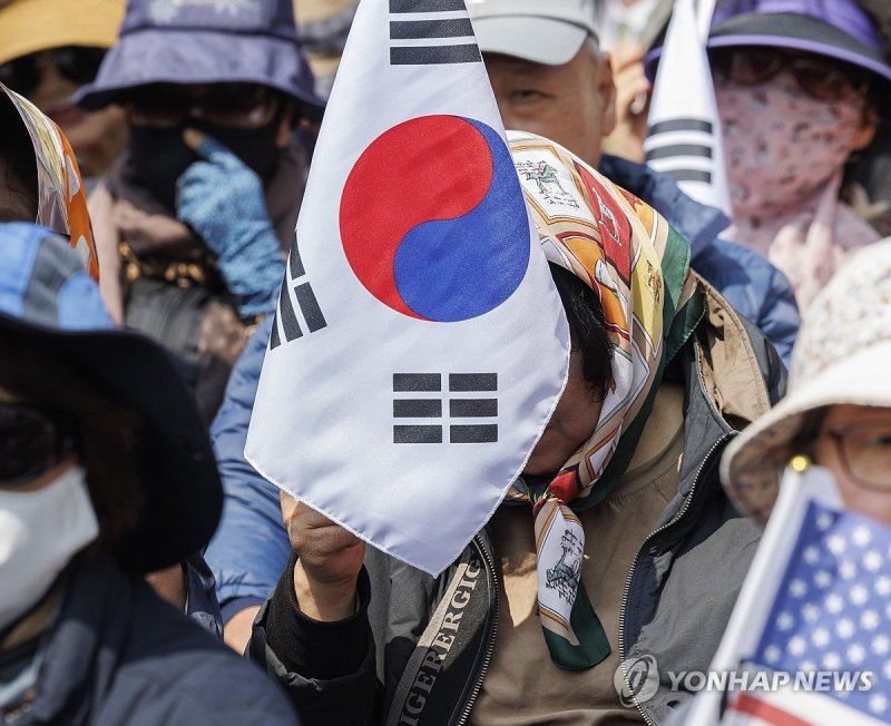 헌법재판소의 파면 선고 뒤 실망한 윤 전 대통령 지지자들 (출처=연합뉴스)