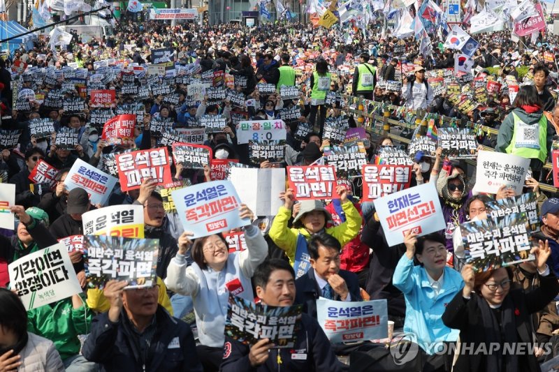 지난해 4월 4일 파면 촉구 구호 외치는 시민들 (출처=연합뉴스)