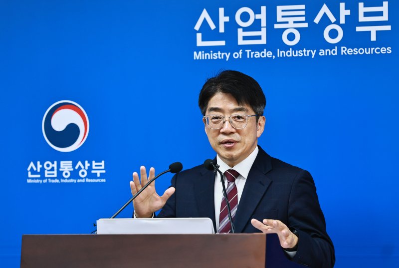 [세종=뉴시스]양기욱 산업자원안보실장이 중동상황 대응본부 차원에서 일일 백 브리핑을 실시하고 있다.(사진=산업부 제공)