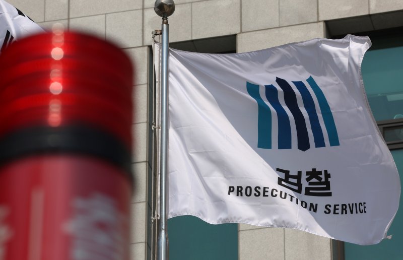 [서울=뉴시스] 조성우 기자 = 파면 대통령을 배출한 검찰은 오는 10월 2일 78년만에 간판을 내린다. 검사는 부패 범죄 등에 대한 직접 수사권도 잃게 됐다. 검찰총장 출신 대통령을 배촐하며 한때 권력 핵심에 섰다는 평가를 받던 과거와 비춰 대조되는 모습이다. 사진은 서울 서초구 대검찰청 모습. 2026.04.04. xconfind@newsis.com