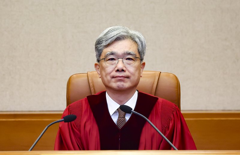 [서울=뉴시스] 김근수 기자 = 김상환 헌법재판소장이 지난달 26일 오후 서울 종로구 헌법재판소 대심판정에서 3월 심판사건 선고를 위해 자리에 앉아 있다. 2026.04.04. ks@newsis.com