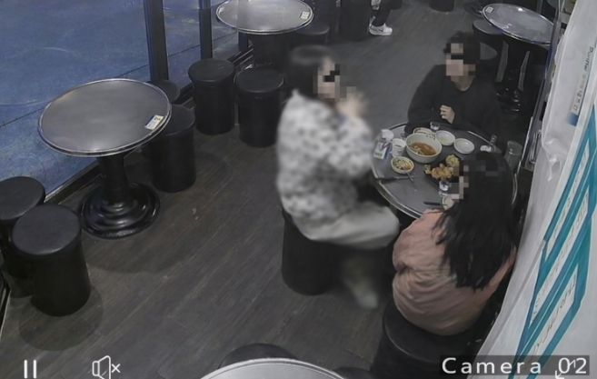 여성 셋이 우동 2그릇, 탕수육 2접시, 소주 6병 먹더니