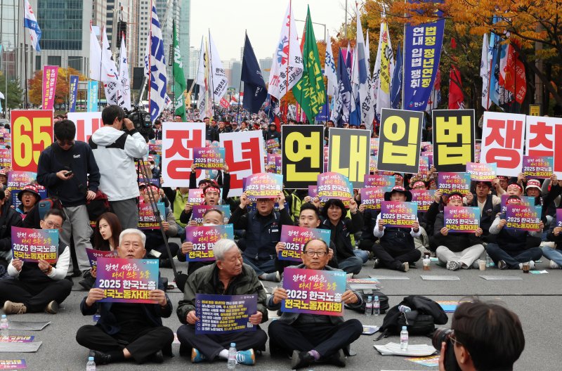 [서울=뉴시스] 이영환 기자 = 8일 오후 서울 영등포구 여의대로에서 열린 2025 한국노총 전국노동자대회에서 참석자들이 구호를 외치고 있다. 2025.11.08. 20hwan@newsis.com