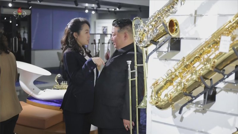 아빠와 딸인데 사진 구도가?.. 北 김주애의 도발적인 행동들