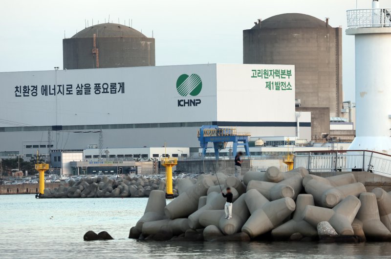 부산 기장군의 한 마을에서 바라본 고리원전 2호기(오른쪽)와 고리원전 1호기. 뉴시스 제공