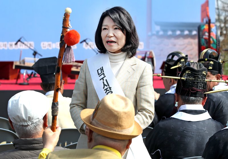 국민의힘 대구시장 경선에서 컷오프(공천 배제)된 이진숙 전 방송통신위원장이 지난 3일 오전 대구시 수성구 노변동 사직단에서 열린 수성사직제를 찾아 시민과 인사 나누고 있다. 뉴스1