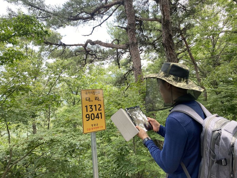 전남도는 봄철 등산객 안전사고나 산불 발생 시 신속한 대처를 위해 산행 전 등산로 입구·주요지점 도로명주소 기초번호판과 국가지점번호판을 미리 확인하고 긴급상황 시 이를 활용해 신고할 것을 당부했다. 전남도 제공