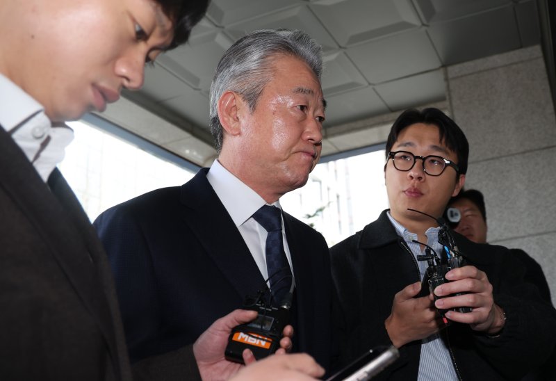 1억원대 뇌물 수수 의혹을 받고 있는 강호동 농협중앙회장이 4일 오전 서울 마포구 서울특별시경찰청 광역수사단으로 조사를 받기 위해 출석하며 취재진 질문을 받고 있다. 뉴시스