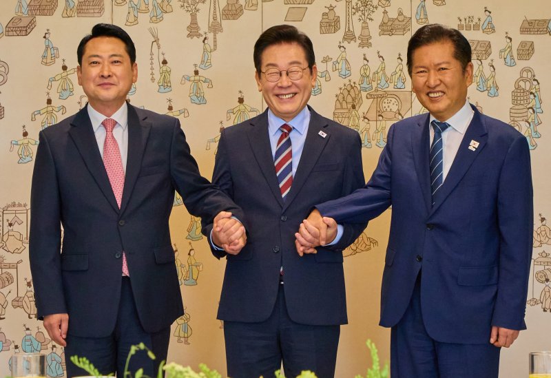 이재명 대통령이 서울 용산 대통령실 청사에서 열린 여야 지도부 오찬 회동에서 정청래 더불어민주당 대표, 장동혁 국민의힘 대표와 기념촬영을 하고 있다. (대통령실 제공. 재판매 및 DB 금지) 2025.9.8 ⓒ 뉴스1 이재명 기자