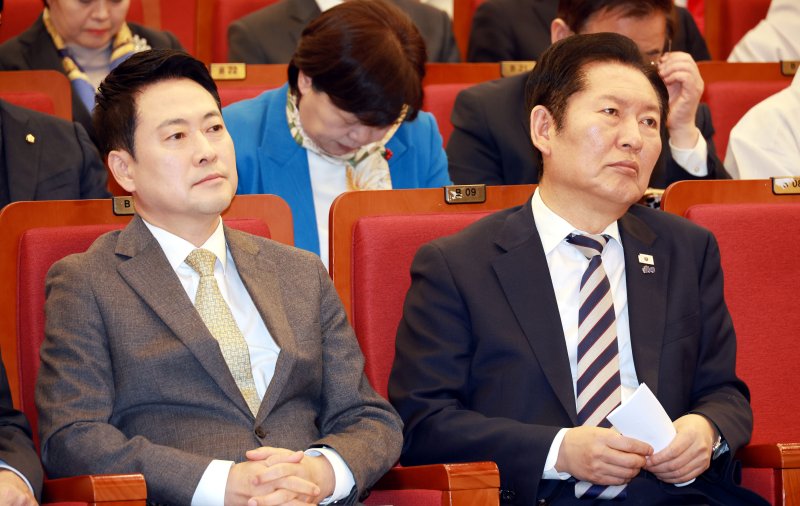 정청래 더불어민주당 대표와 장동혁 국민의힘 대표가 4일 국회 도서관에서 열린 2026 국회정각회 신춘법회에 참석해 자리하고 있다. (공동취재) 2026.3.4 ⓒ 뉴스1 이승배 기자