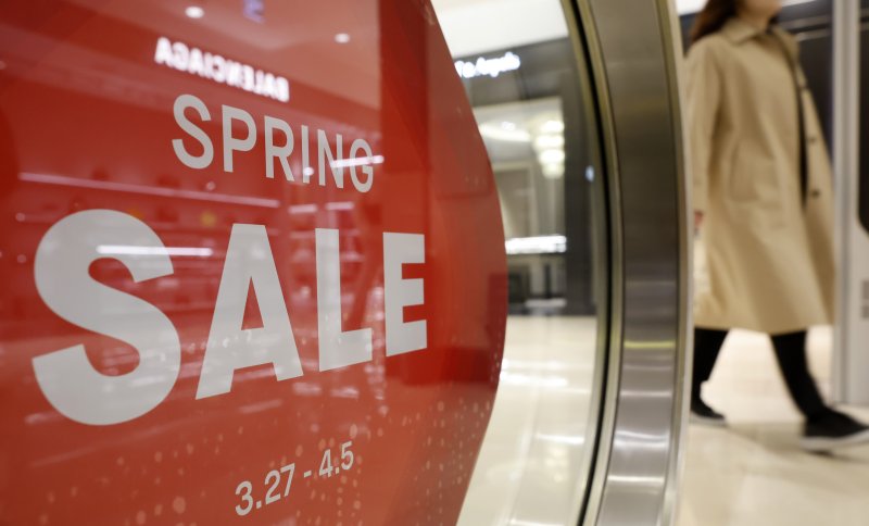 [서울=뉴시스] 김혜진 기자 = 서울시내 백화점 정기 세일 안내문. 2026.03.27. jini@newsis.com