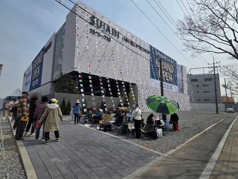 [서울=뉴시스] 지난 3일 경기도 김포시 '풍무역세권 수자인 그라센트 2차' 견본주택 앞에 방문객들과 분양 관계자들이 모여있다. 2026.04.03. photo@newsis.com *재판매 및 DB 금지