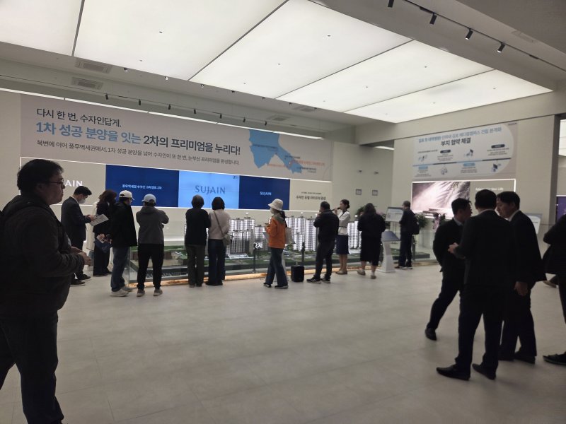 [서울=뉴시스]'풍무역세권 수자인 그라센트 2차' 견본주택 모형을 관람하고 있는 방문객들 모습. 2026.04.03. photo@newsis.com *재판매 및 DB 금지