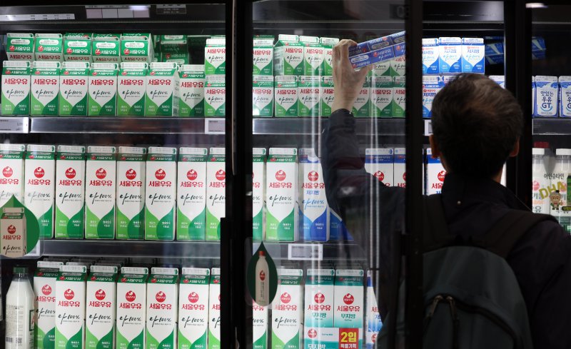 [서울=뉴시스] 이영환 기자 = 사진은 지난달 23일 오후 서울 시내의 대형마트에서 한 시민이 흰 우유를 구매하고 있는 모습. 2026.03.23. 20hwan@newsis.com