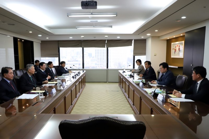 [서울=뉴시스] 지난 3일 홍익표 대통령실 정무수석비서관과 이중근 대한노인회장 등이 에너지 위기 극복 관련 간담회를 하는 모습 (사진=대한노인회 제공) 2026.04.04. photo@newsis.com *재판매 및 DB 금지